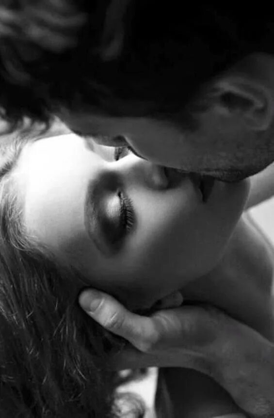 Целует страстно губы. Страстный поцелуй. Нежный поцелуй. Сладкий поцелуй. Страстный поцелуй на ночь.