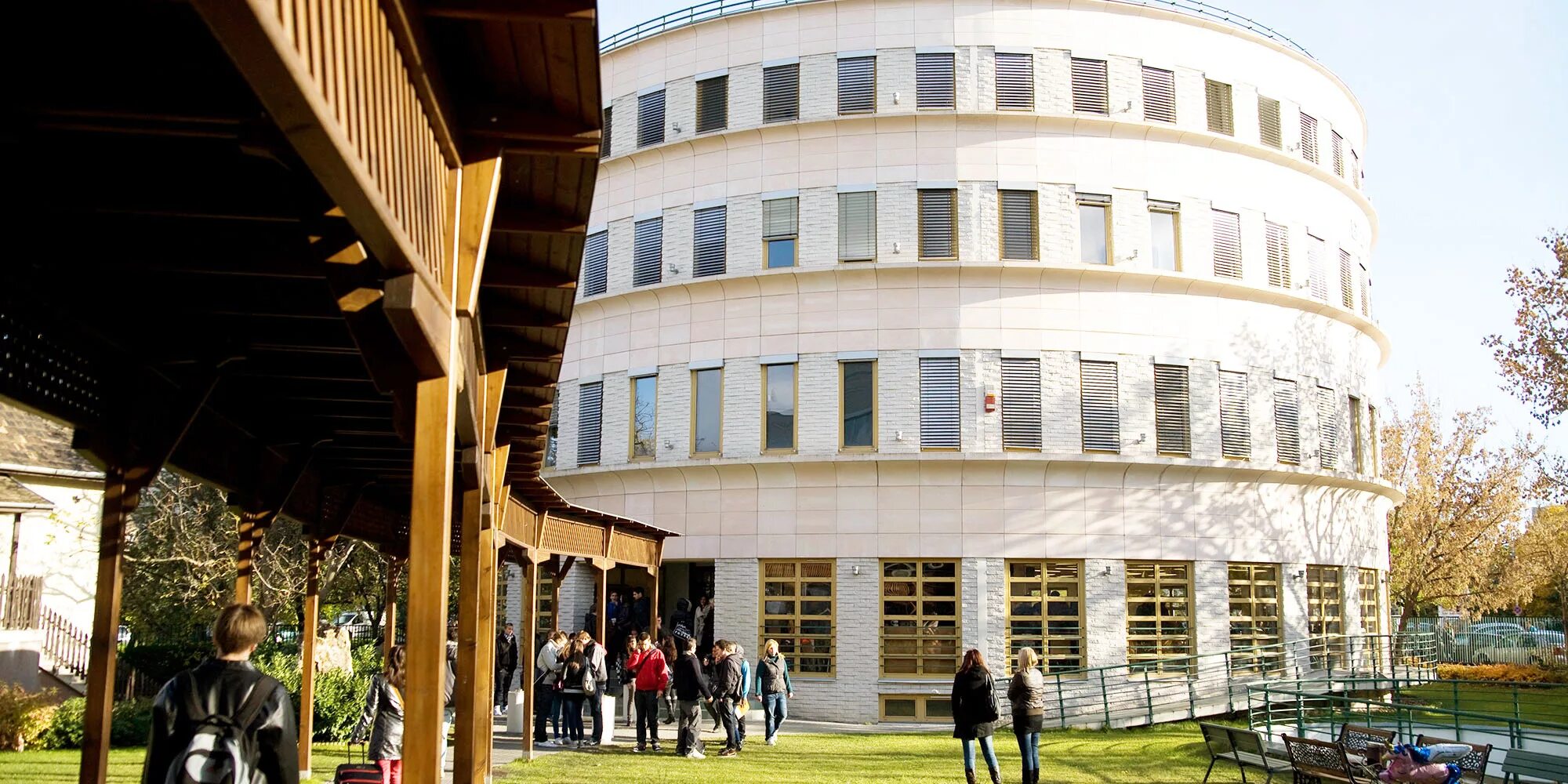 Budapest university. Будапешт метрополитен университет. университет в будапеште венгрия. университетский кампус будапешт. budapest metropolitan university logo.