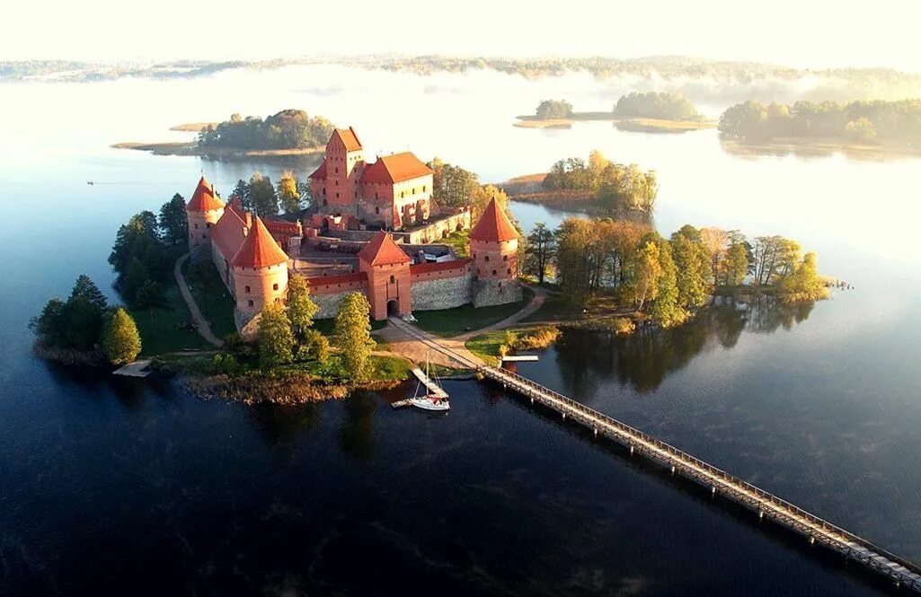 Тракайский замок. Тракайский островной замок. Тракайский замок Литва. Крепость Тракай Литва. Замок на озере Тракай Литва.