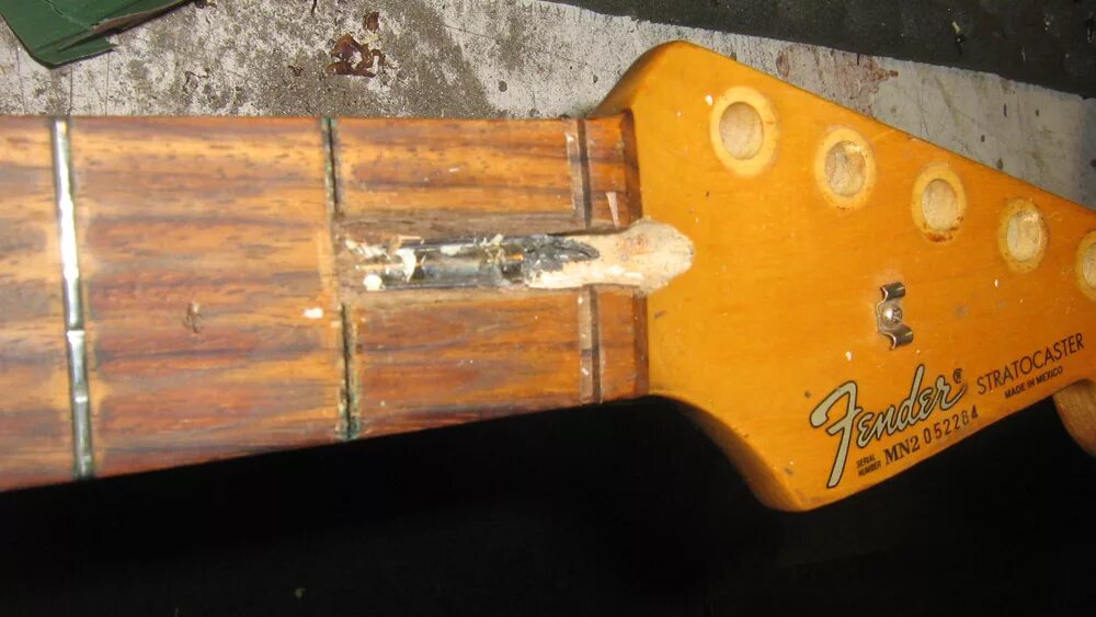 Анкерный болт для грифа бас гитары. Анкерный болт для грифа бас гитары. Электрогитара безголовая чёрная матовая. Гитара без анкера. Анкер гитары prs.