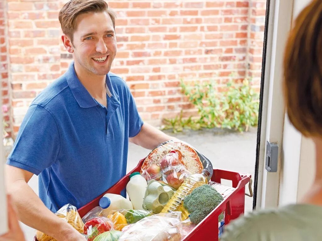 Пищу дом. Человек с продуктами. доставщик еды. доставка продуктов. доставка еды на дом.