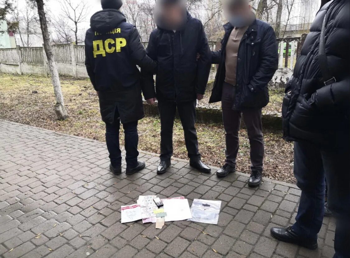 Задержан чиновник. Поймал чиновника. Взятка чиновнику. Чиновника поймали на взятке. Поймал чиновника.