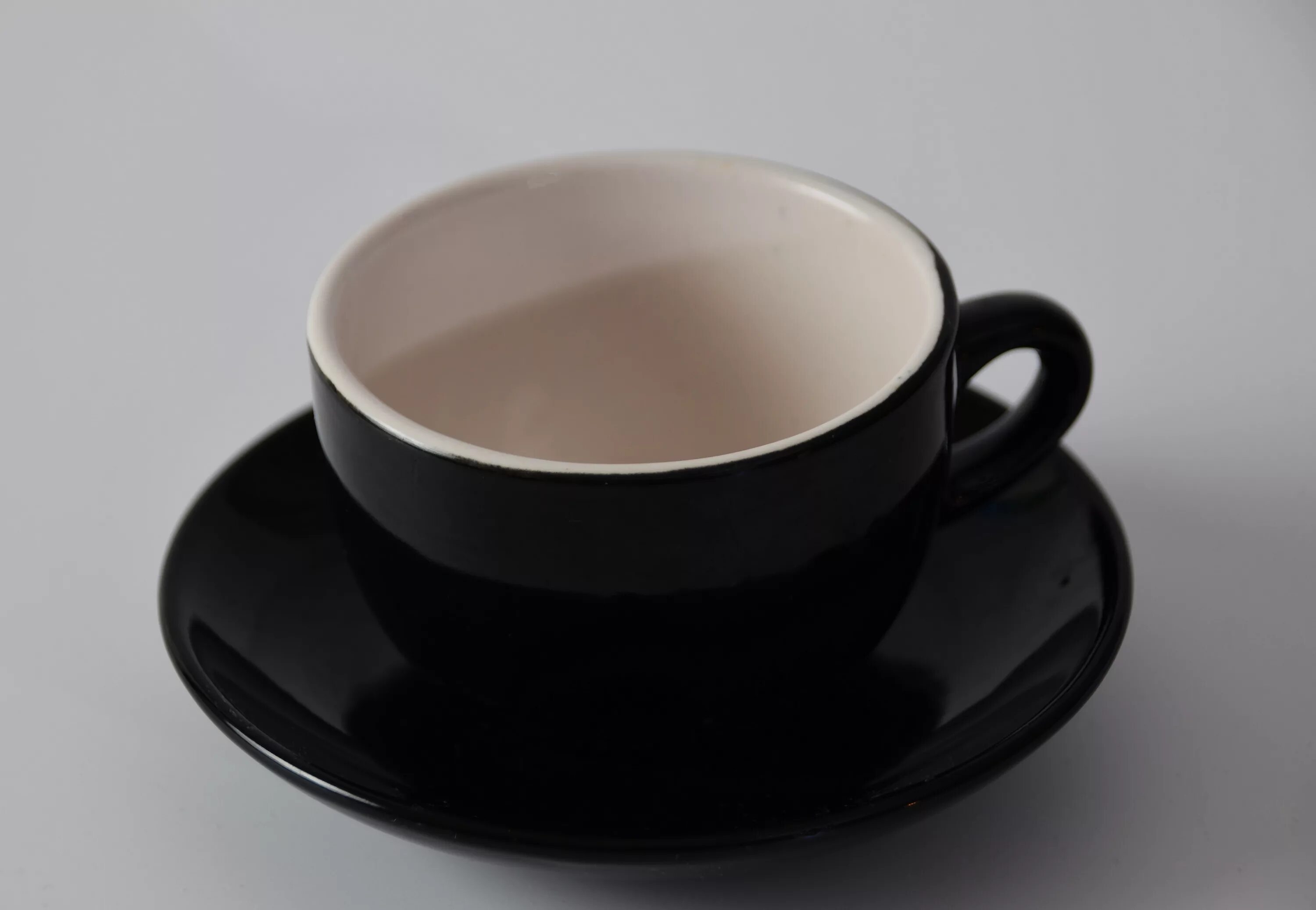 Кофейная чашка. Кофейные кружки с блюдцем. Черная кофейная чашка. Кофейная чашка с блюдцем. Белые кофейные чашки