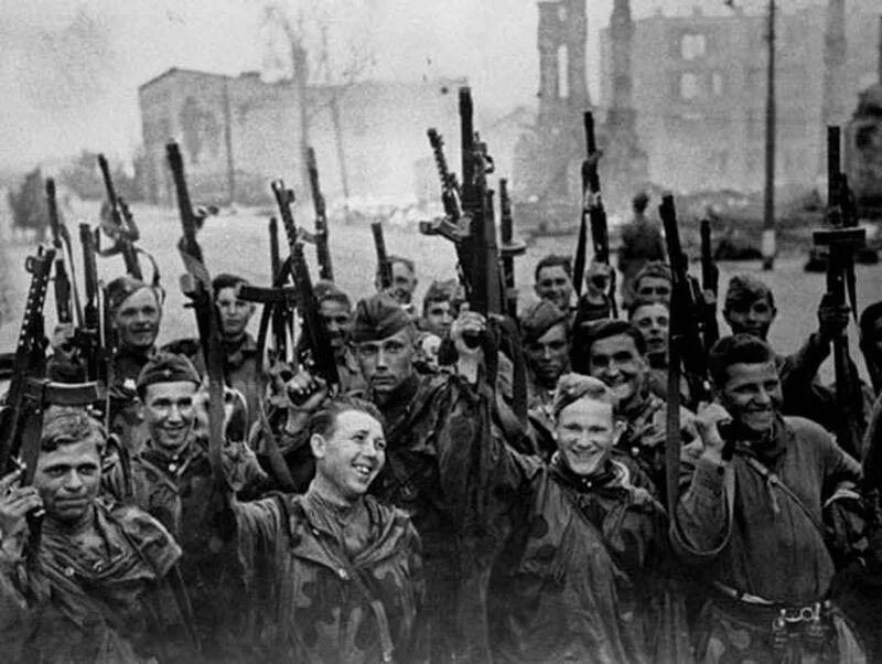 Последний день отечественной войны. Советские солдаты в Берлине празднуют победу. Победа в Великой Отечественной войне 1941-1945. Наши солдаты в Берлине 1945. Берлин ВОВ 1945.