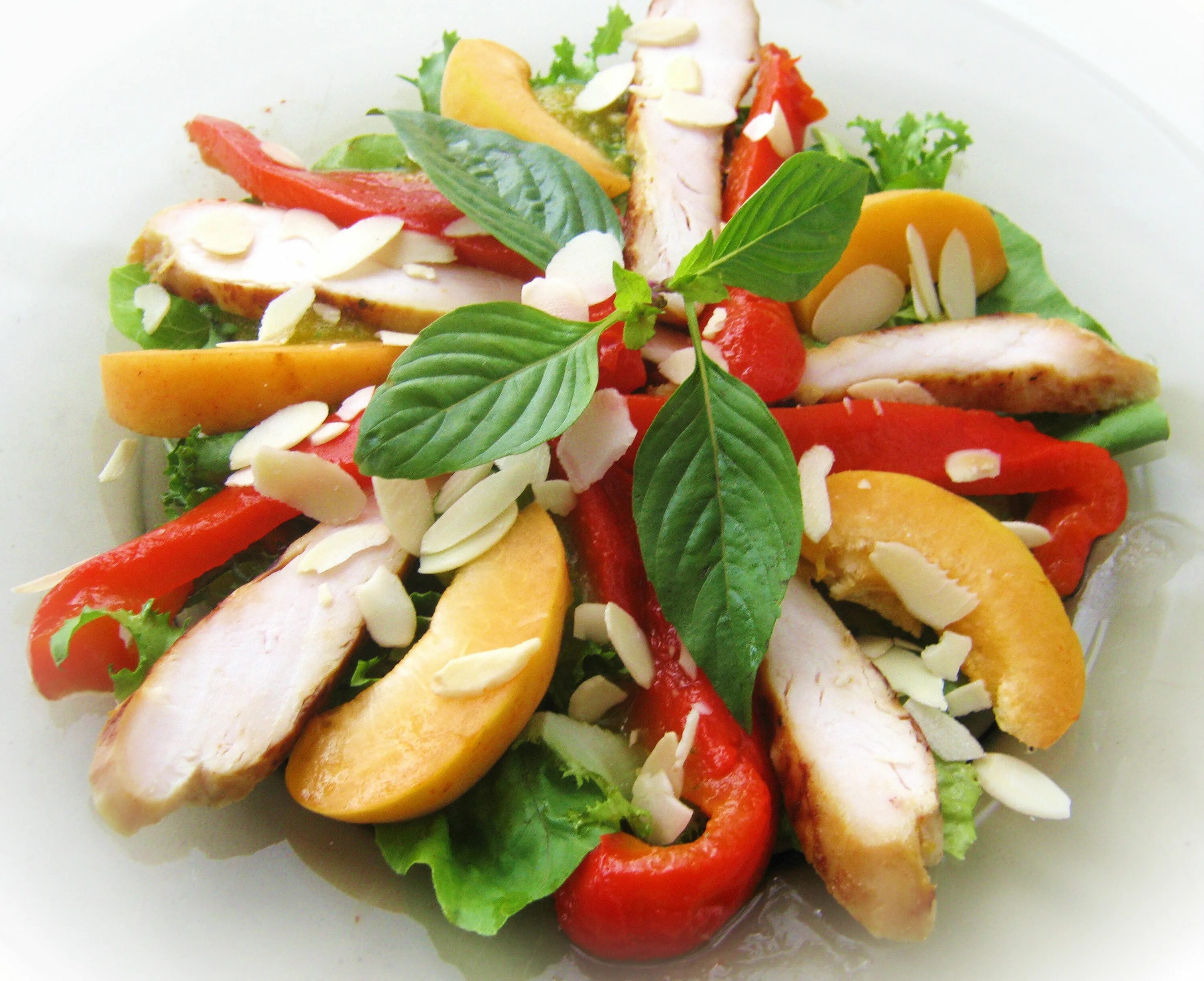 Салат с болгарским перцем и сыром. Салат с болгарским перцем и курицей. Припущенные овощи. Салат с копченой курочкой. Салат из перца болгарского и курицы.