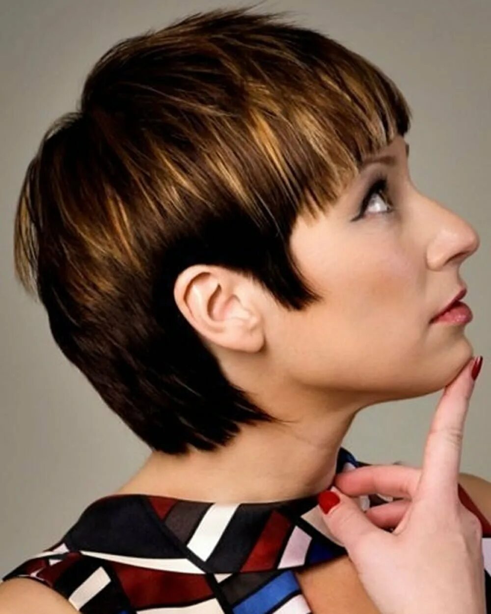 Стрижка гарсон пикси удлиненная. Стрижка боб-гарсон на короткие волосы с челкой. Стрижка боб-гарсон на короткие волосы с челкой. Стрижка боб-гарсон на короткие волосы. Стрижка пикси гаврош гарсон.