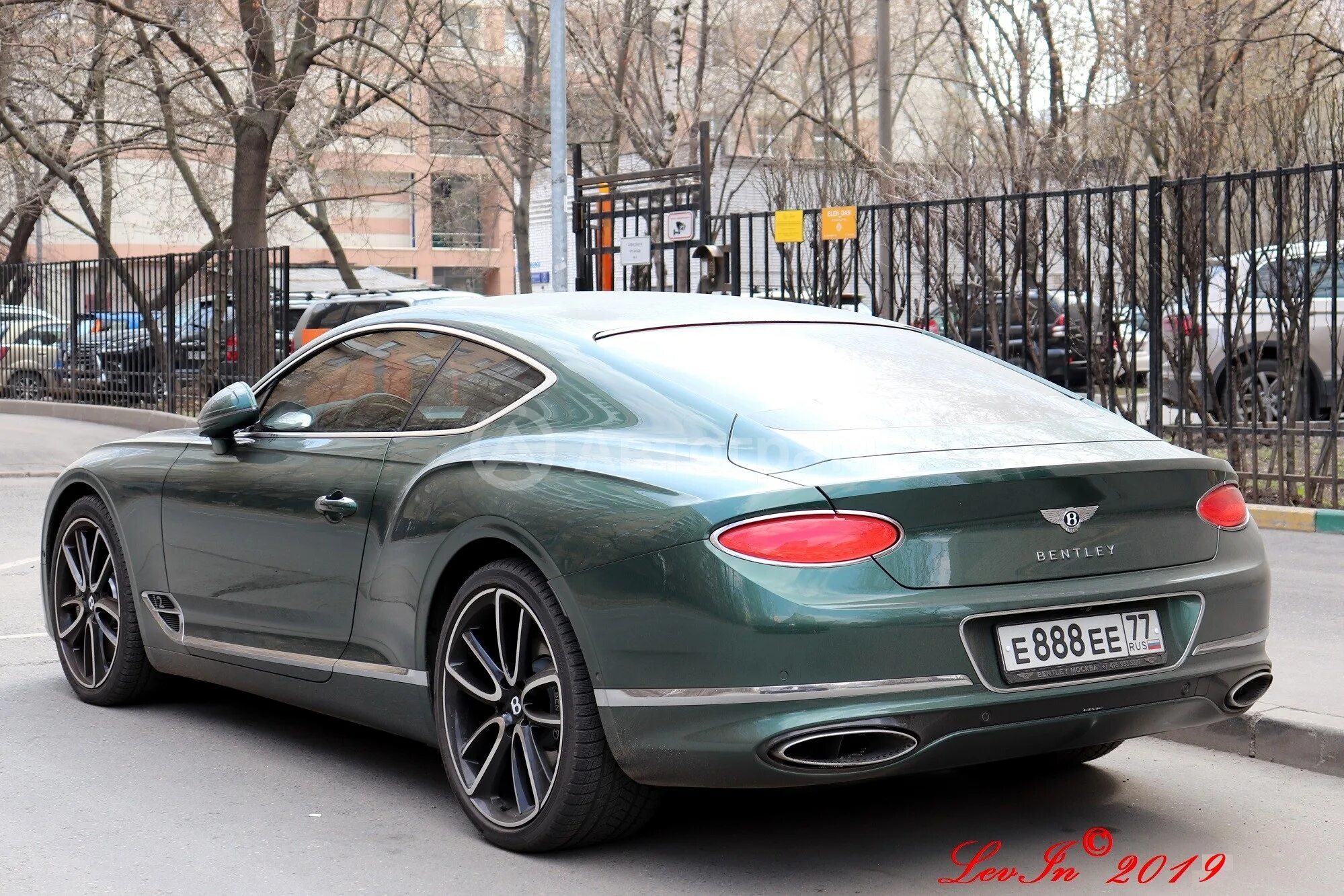 Е888ее Бентли. Е888ее77. Bentley Continental gt номер 888. Е888ее Мерседес.