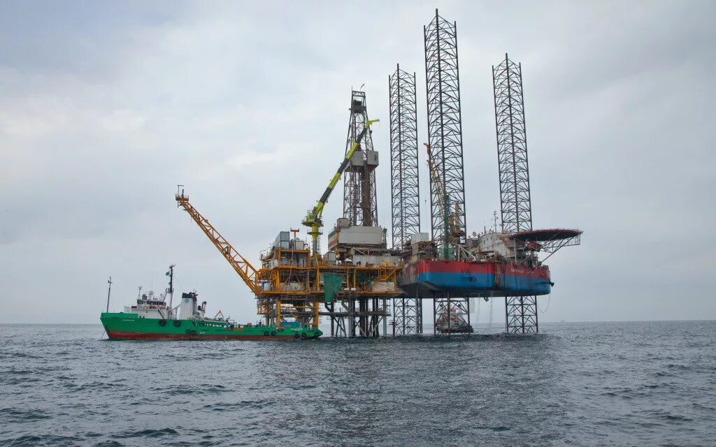 Месторождения газа в черном море. Черноморнефтегаз крым. Черноморские нефтегазовые месторождения. Газовые месторождения крыма на карте. Крымские нефтевышки на земле.