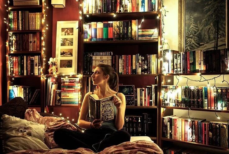 Спальня книголюба. Гаджеты для книголюбов. Мода на чтение. Новогодние фотосессии с книжным шкафом. She books at home