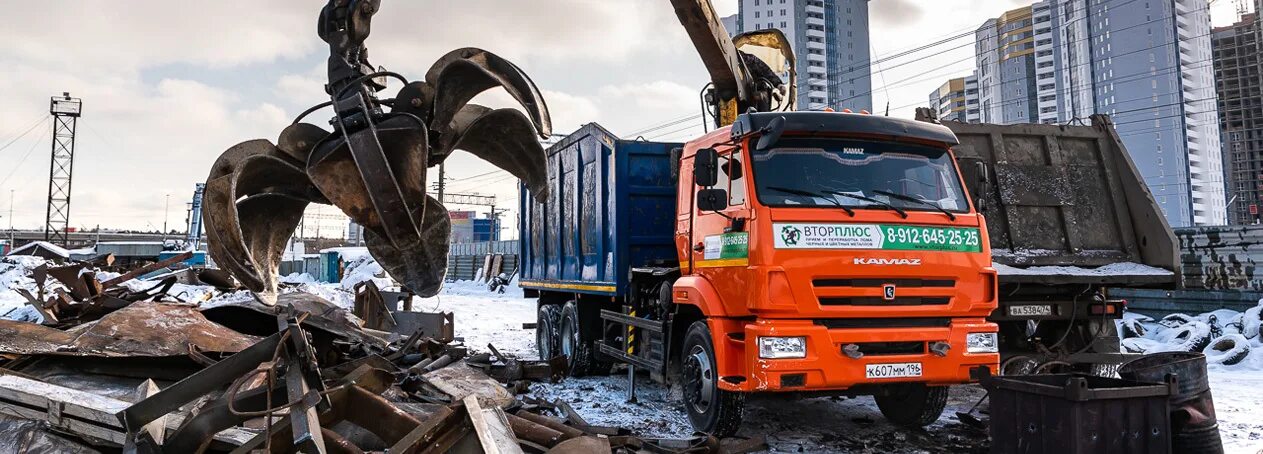 Грузят металл. Ломовоз с грейферным захватом. Ломовоз 40 тонный. Ломовоз ТМК чермет. Ломовоз металлолом.