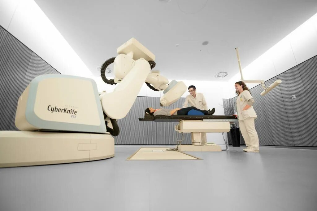Операция кибер нож. Кибер-нож (cyberknife g4). робот cyberknife. радиохирургия кибер нож.