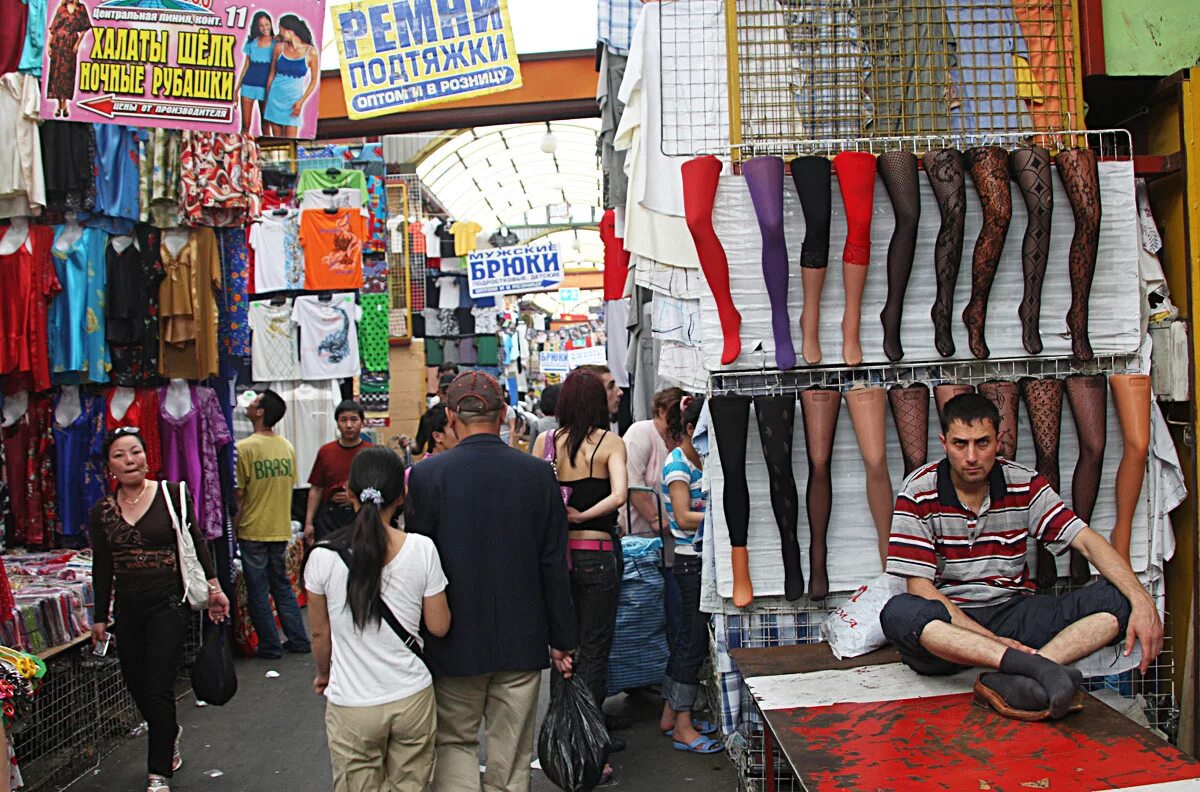 рынок 90-е у метро университет. рынок в россии в 90е. черемушкинский рынок в 90е. центральный рынок в перми в 90.