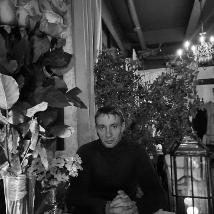 Давай посидим часов до пяти. Двое сидят на лавке. Братан давай посидим. Посидим помолчим. Давай посидим часов до пяти.