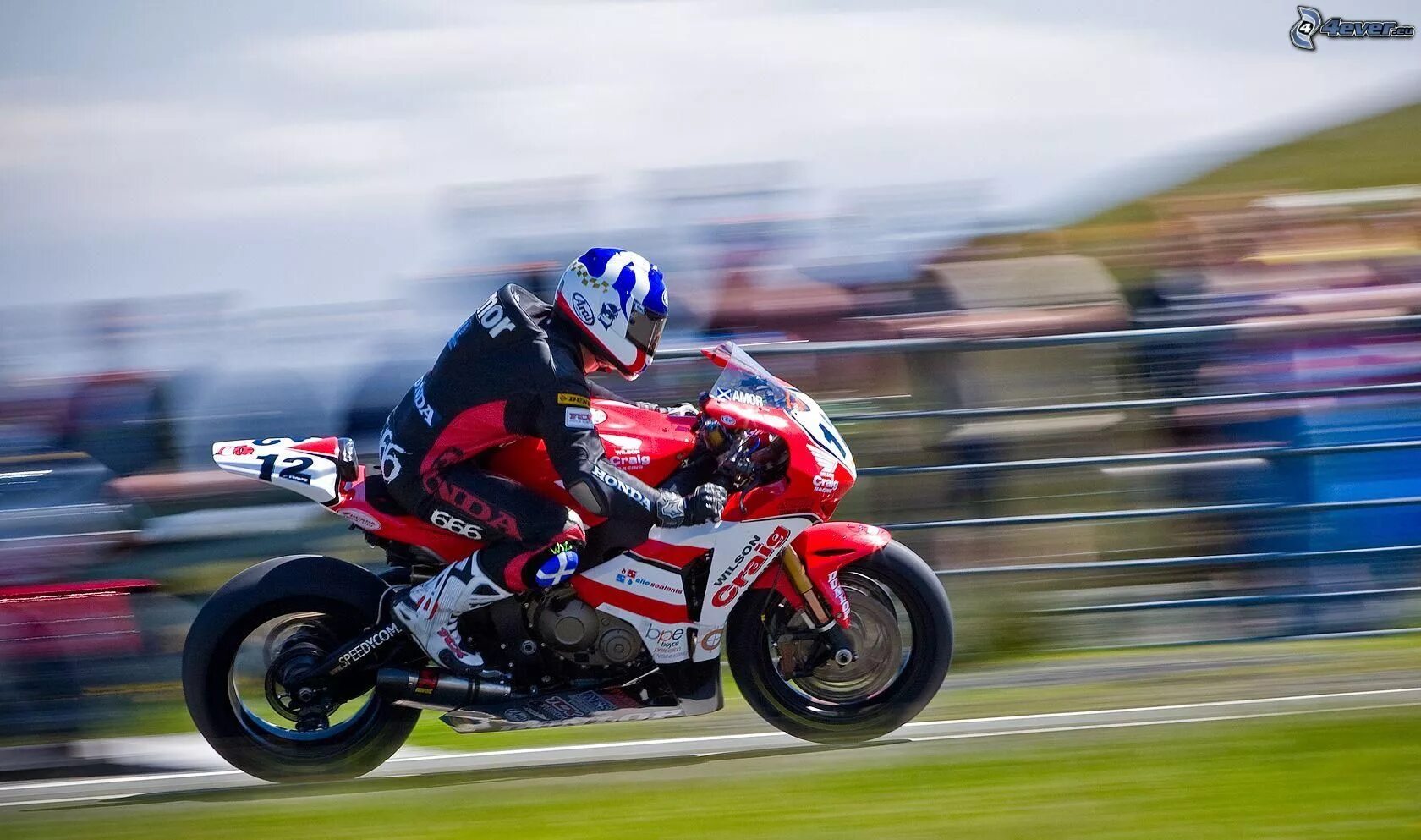 спортивный мотоцикл для гонок. байк гонка. мотоцикл гонщика. байк гонка. соревнования на мотоциклах.