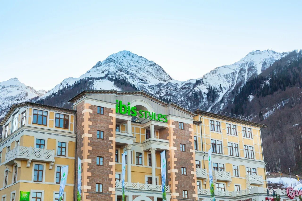 Отель Ибис красная Поляна 960. Эсто-садок красная Поляна. Ibis Styles 4 красная Поляна. Ирбис Эсто садок.