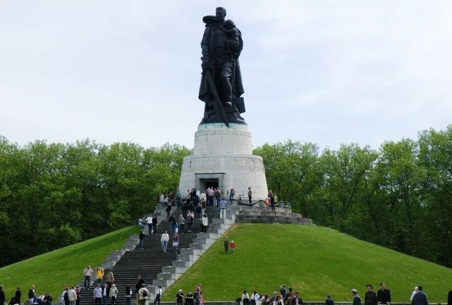 Монумент русскому солдату. Воин-освободитель Трептов-парк Берлин. Берлин Трептов парк памятник воину освободителю. Памятник Трептов парк в Берлине. Трептов парк Берлин памятник советскому солдату.