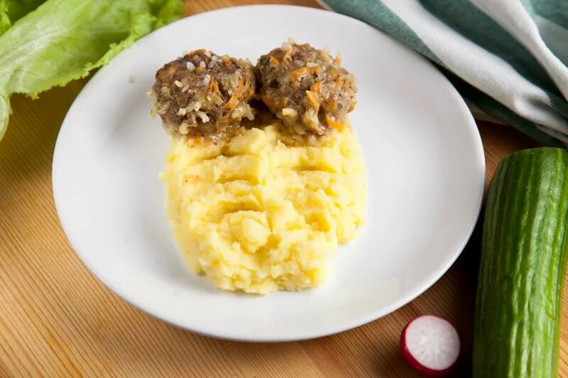 Мясной фарш пюре. Тефтели с пюре. тефтели с картофельным пюре. мясные тефтели с картофельным пюре. мясные ежики с пюре.