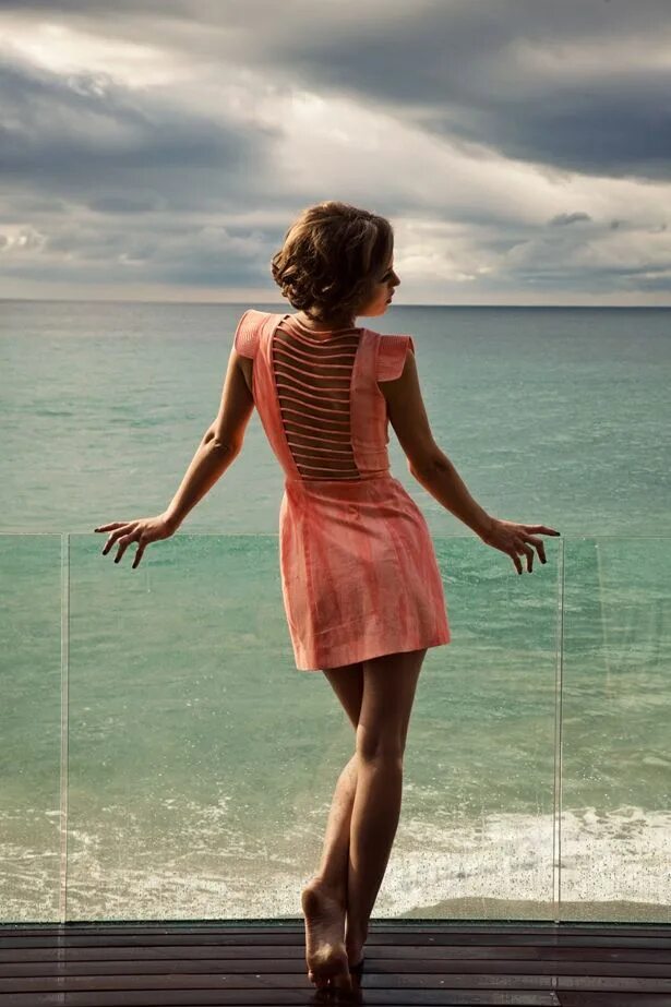 девушки на пляже в купальниках. стройная спина. стройная девушка. красивое тело. купальник со спины.