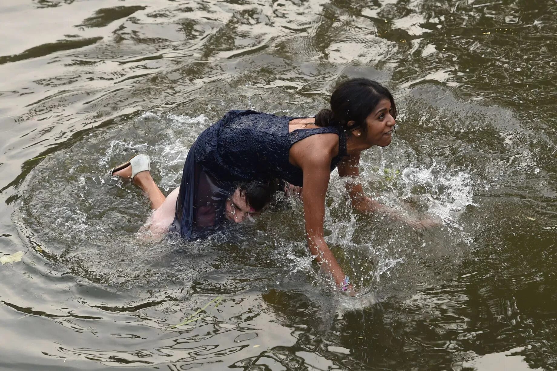 Девушки купаются. Женщины купаются в реке в фильмах. Девушки купаются в озере. Девочка купается в речке.
