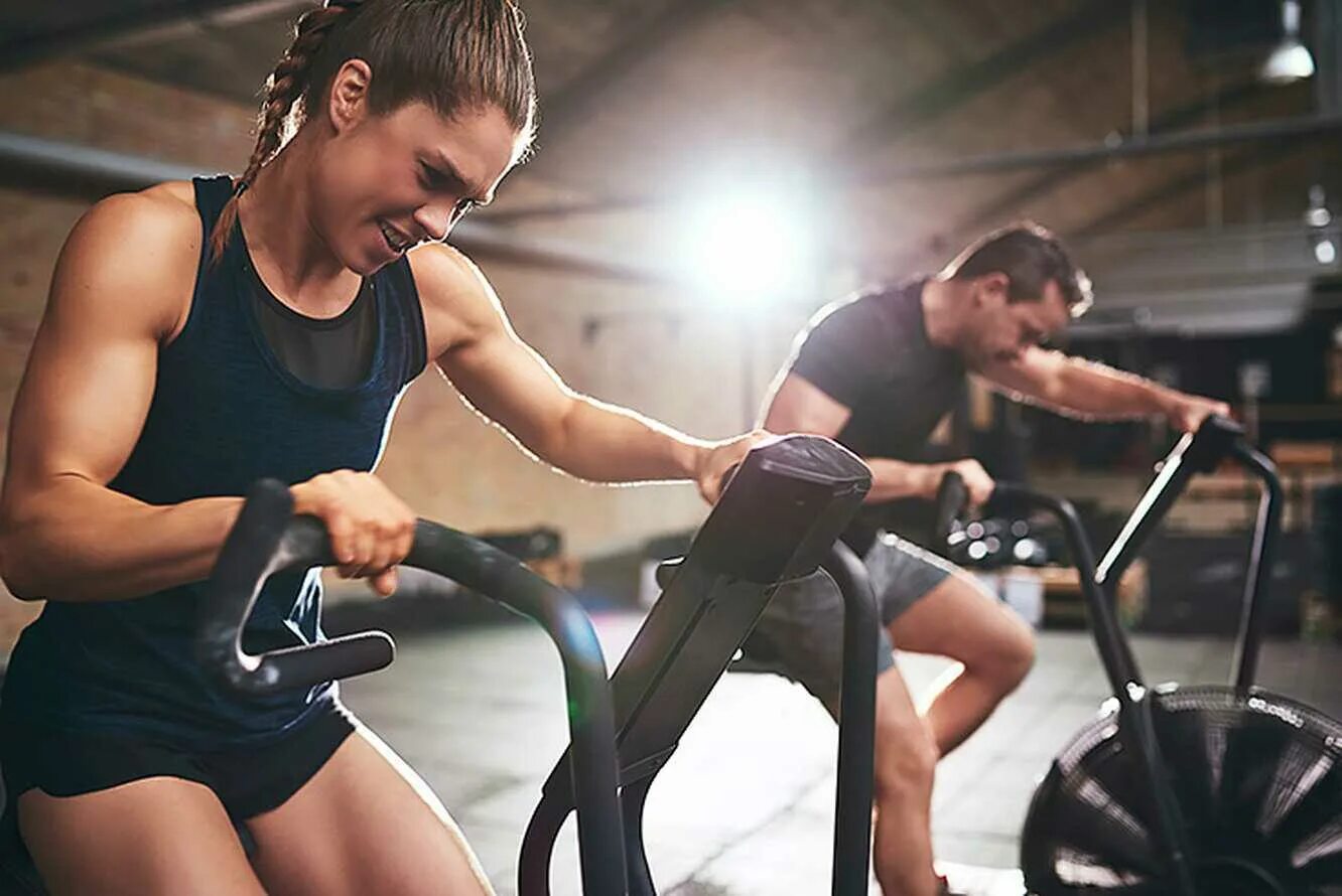 Отношения между спортсменами. Спортивные люди. Человек в спортивном зале. Люди в спортзале. Тренировка в спортзале.