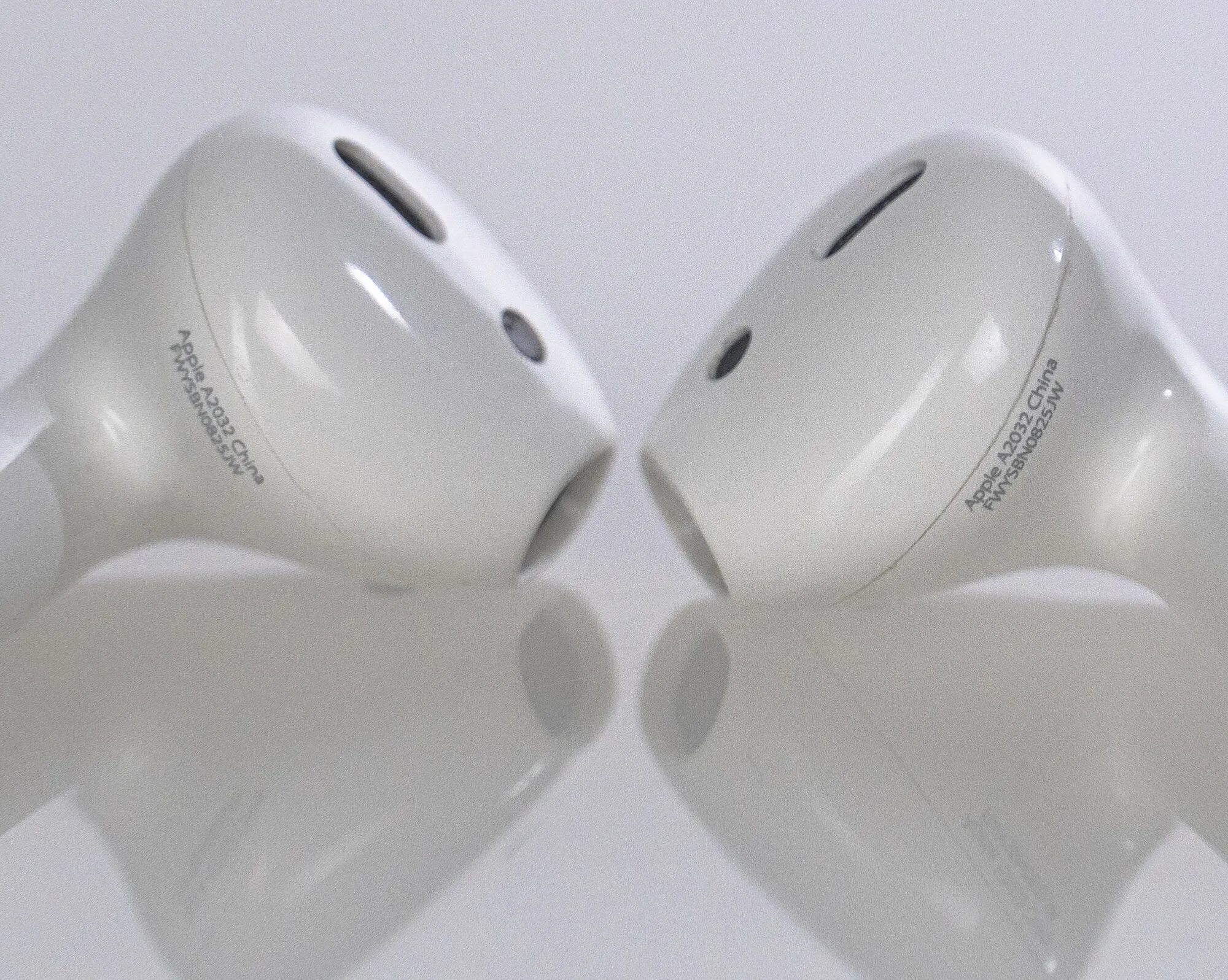 Оригинальность аирподс 2. Аирподс 2 оригинал. Айрподс 2 наушники. Наушники Apple Earpods 2 оригинал. Беспроводные наушники Эппл Pro 2.