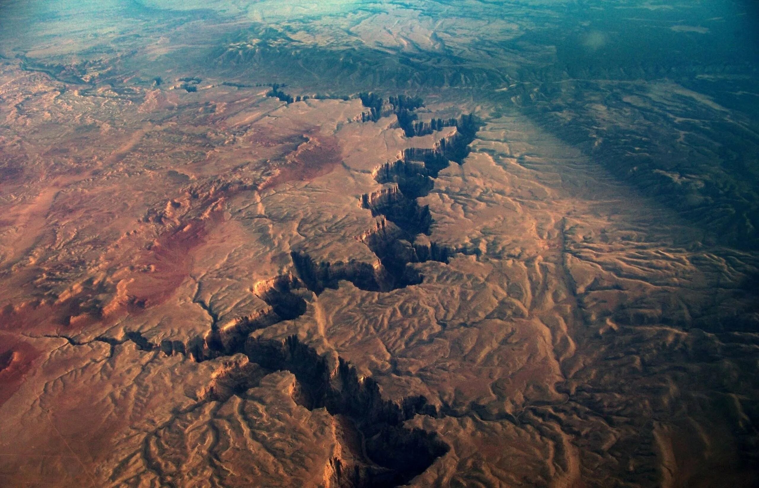 Рельеф США Гранд каньон. Гранд каньон Колорадо из космоса. Тектонические плиты разломы Гранд каньон. Большой каньон США вид из космоса.