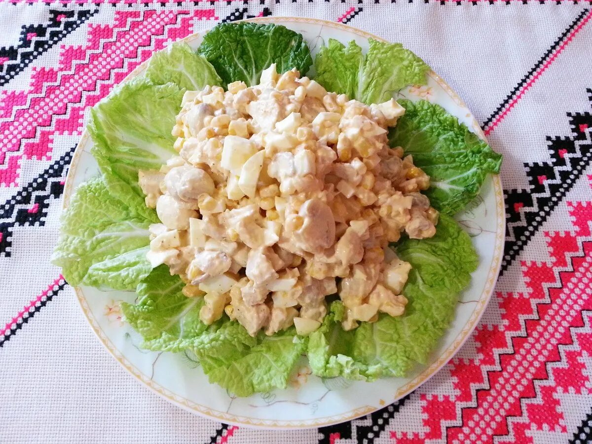 Салаты без майонеза. Лёгкий салат с куриной грудкой. Салат с чесноком. Салат с гусиной грудкой. Салат.