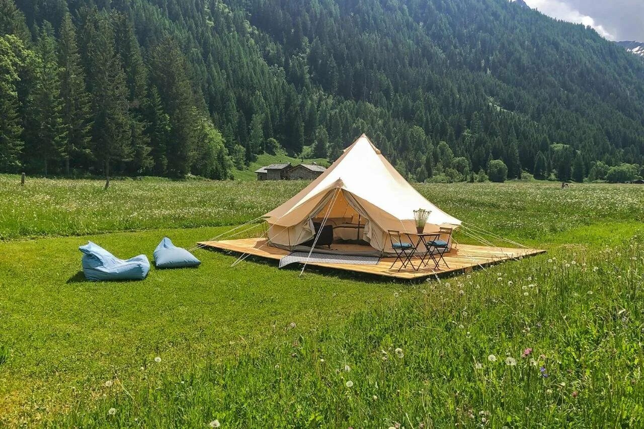 Garuda glamping abkhazia. Глэмпинг Абрау Дюрсо. Лаго Ладога глэмпинг. Вуокса Камп глэмпинг. Глэмпинг Архыз.