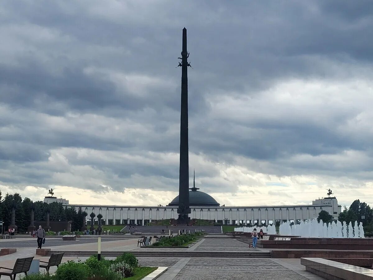 Мемориал в парке победы на поклонной. Мемориальный комплекс на Поклонной горе в Москве. Парк Победы Поклонная гора. Поклонная гора музей Победы. Статуя Победы Поклонная гора.