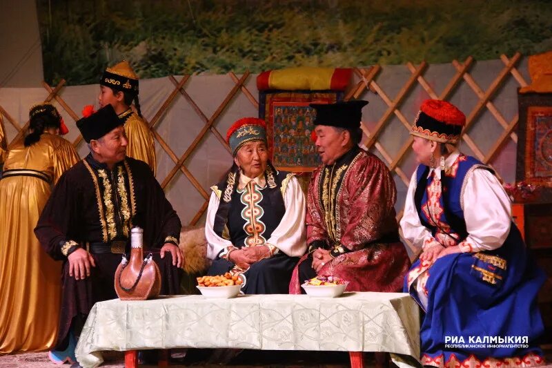 Калмыцкий праздник урюс. Калмыцкие обряды. Калмыцкий костюм женский. Калмыкия народность. Калмыцкие обряды.