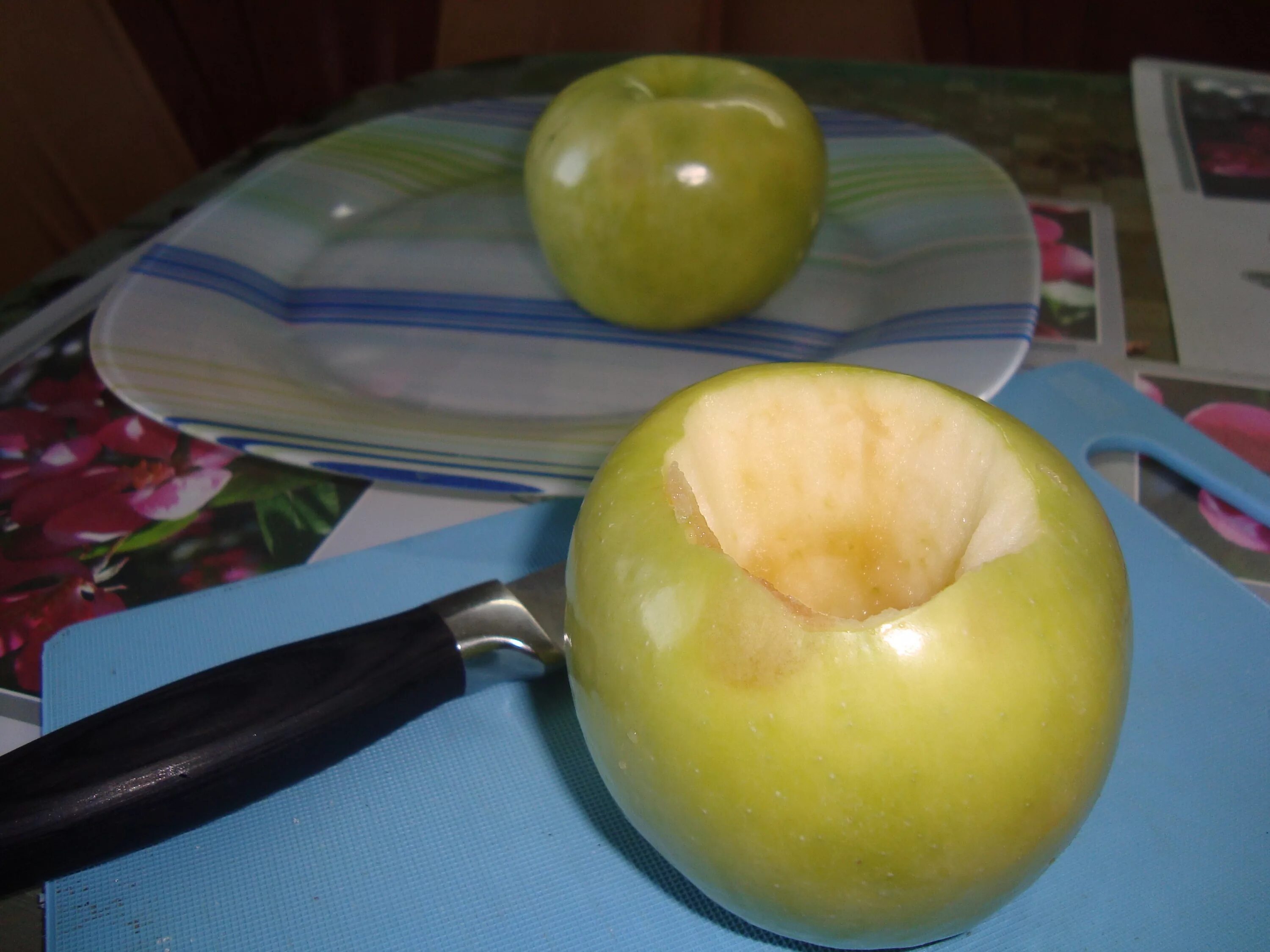 Яблоки в духовке сколько минут. Запеченное зеленое яблоко. Яблоки без кожицы. Вырезать сердцевину из яблок. Кожура яблока.