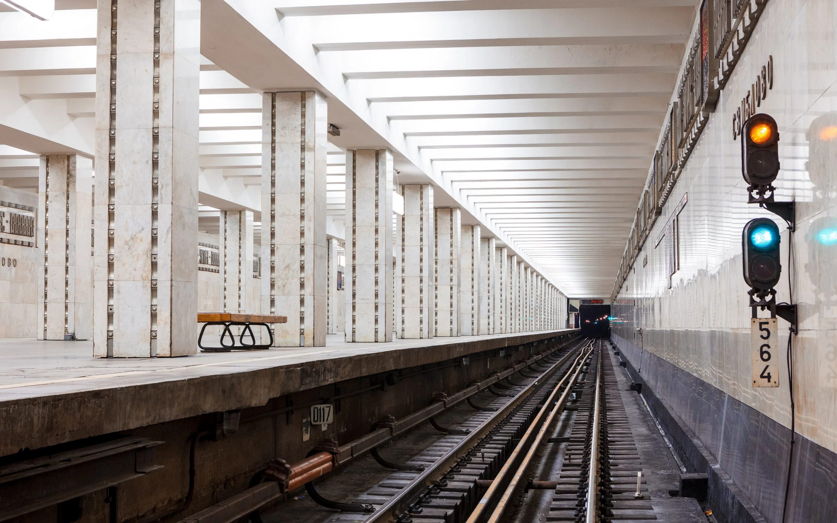 смотровая площадка у канатной дороги нижний новгород. парк метро рассказовка. подземный пешеходный переход. перед платформой. светофор для поездов.