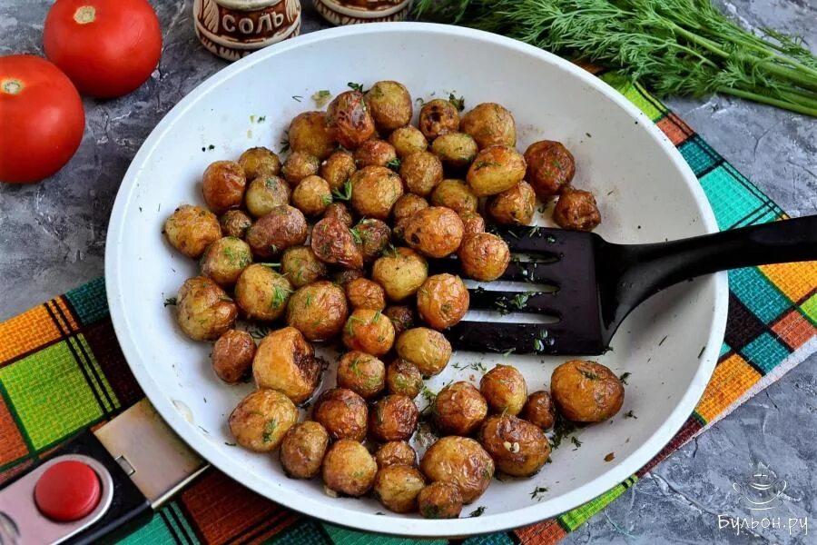 Жареная мелкая картошка целиком. Мелкая молодая картошка жареная целиком. Блюда из мелкой картошки. Молодая картошка на сковороде. Мелкая картошка обжаренная.