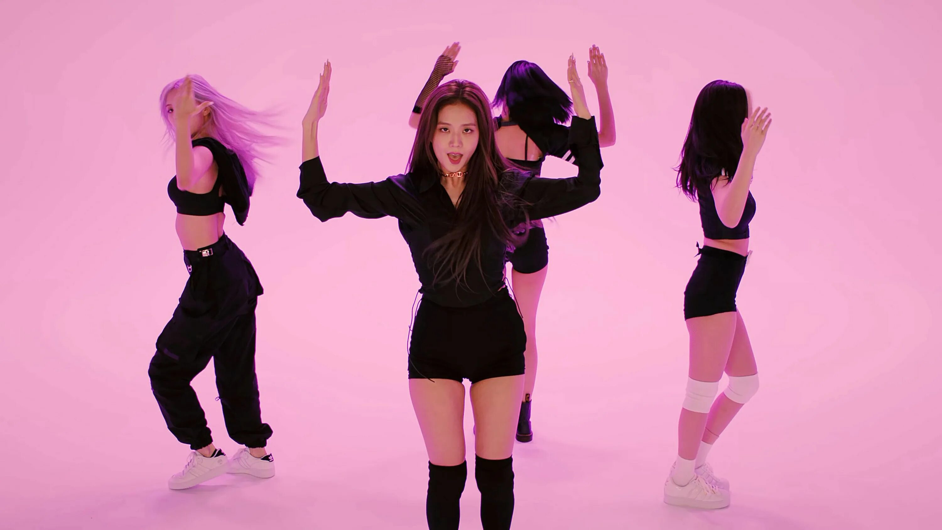 Блэк пинк квинка танец. Блэк пинк. блэк пинк 2025. jennie blackpink 2025. ким джису black pink танцы.