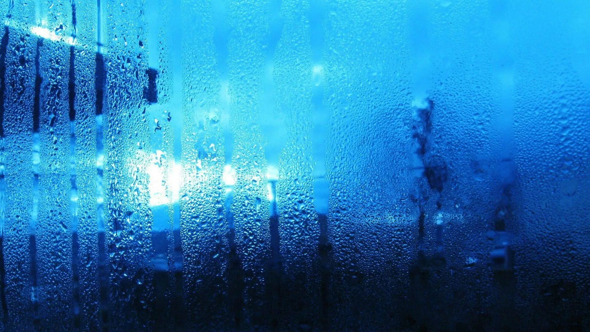Размытое стекло. Капли на стекле. Стекло текстура. Стена воды. Синий дождь.