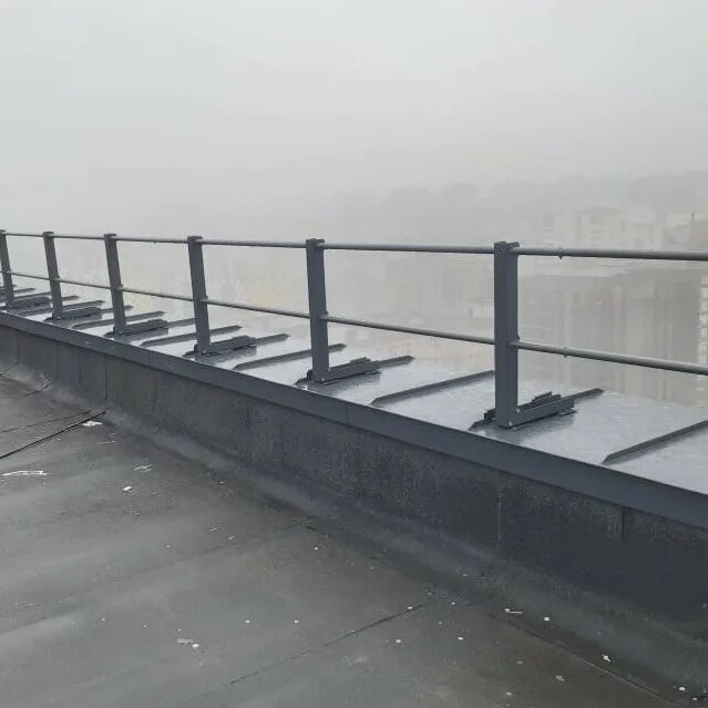 Ограждение кровли технониколь ко/pro/pv/600-2. Крепление ограждения парапета. Парапетное ограждение кровли artika. Кровельное ограждение на парапет. Ограждение кровли сбоку парапета ф.