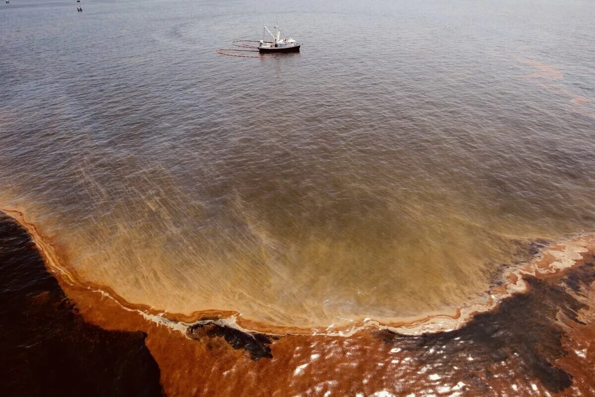 Какие ископаемые в мексиканском заливе. Разлив нефти в мексиканском заливе. Загрязнение мирового океана нефтью. Атлантический океан мексиканский залив. Взрыв нефтяной платформы Deepwater Horizon.