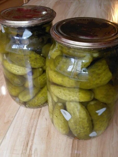 Огурцы по болгарски с луком и морковью. Малосольные огурцы в банке. Огурцы по-болгарски на зиму. Огурцы по болгарски. Огурцы по-болгарски на зиму в литровых банках.