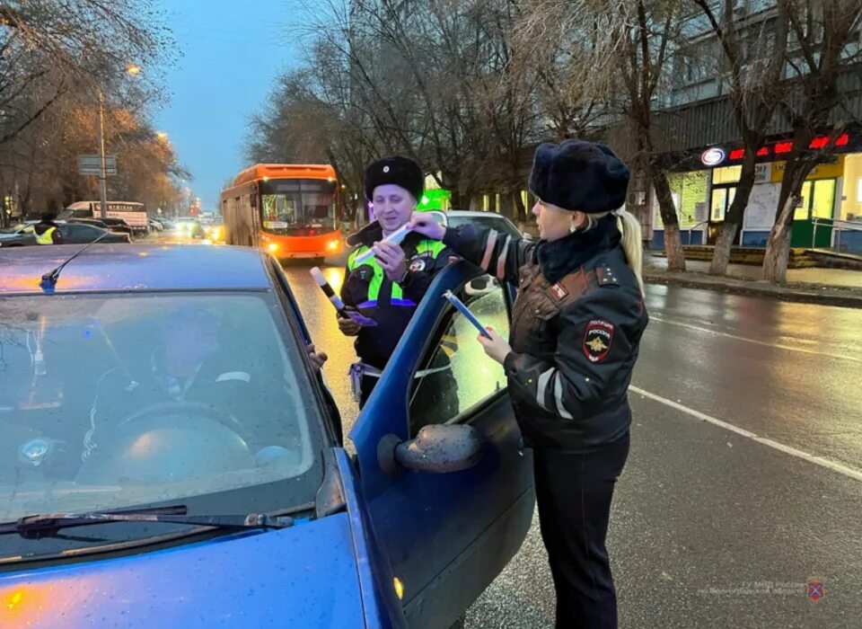 Гибдд волгоград телефон. ДПС Волгоград. Полицейский на дороге. ГИБДД на дороге. Фото ГИБДД на дороге.