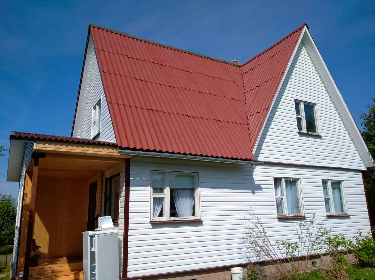 Покраска крыши дома цена за квадратный. Дом с шиферной крышей. Крыши шиферные деревянных домов. Кровля из шифера. Шифер на крыше.