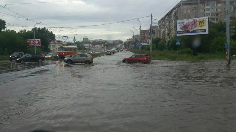 Какие улицы затопила в городе орске. Наводнение в Ижевске. Ливень в Ижевске. Ливень в Ижевске сегодня. Потоп на Маркса Ижевск.