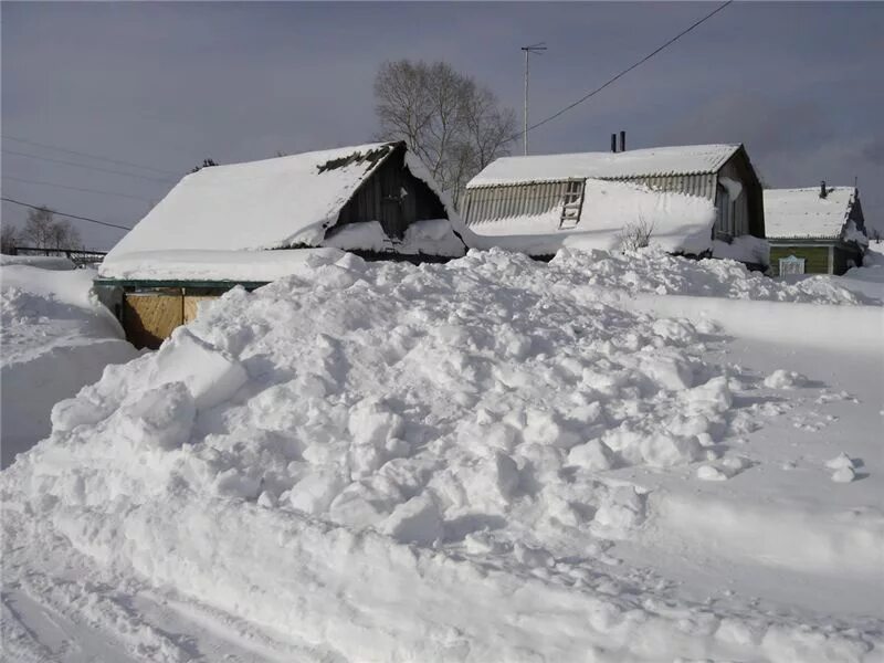 Уборка снега в снт. Снежные сугробы в деревне. Зимние сугробы в деревне. Сугробы в поселке. Много снега в деревне.