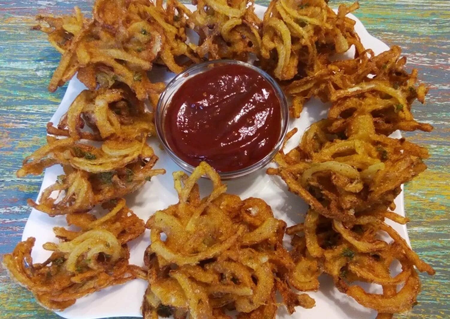 Простая закуска из лука. Луковая закуска. Печёный лук с кожурой. Луковая сальса. Закуски из паштета.