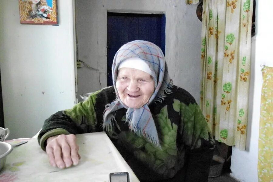 Есть ли бабушка. Целительница в деревне. Знахарка в деревне. Деревенская бабушка с телефоном. Старенькая бабушка которая живет в деревне.