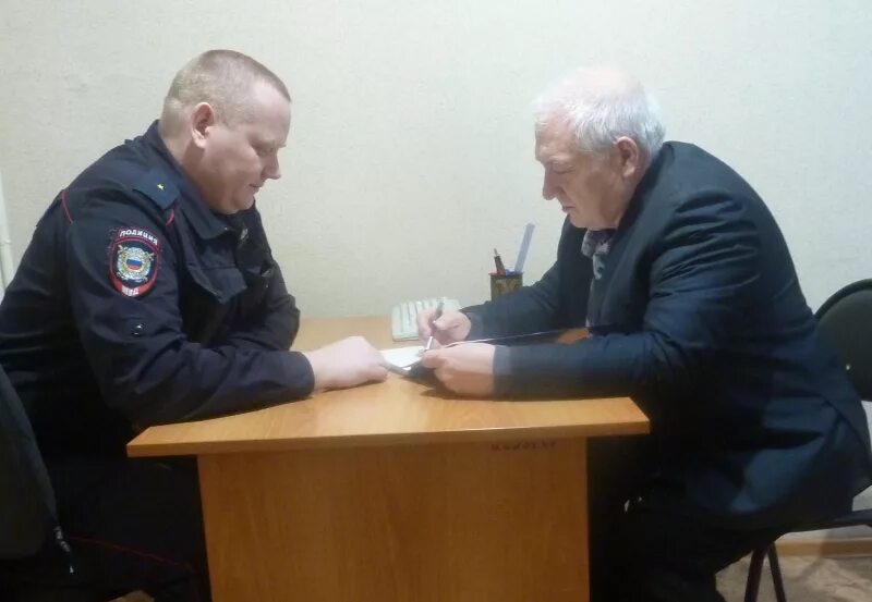 Участковый. Участковые томска. Прием граждан участковым. Прием граждан на участковом пункте полиции. Прием граждан на участковом пункте полиции.
