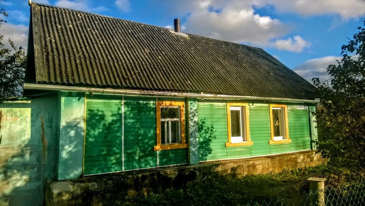 Деревенский дом с баней. Деревенские дома Псковской области. Домики в Псковской области. Дом в острове Псковской области. Авито псков обл