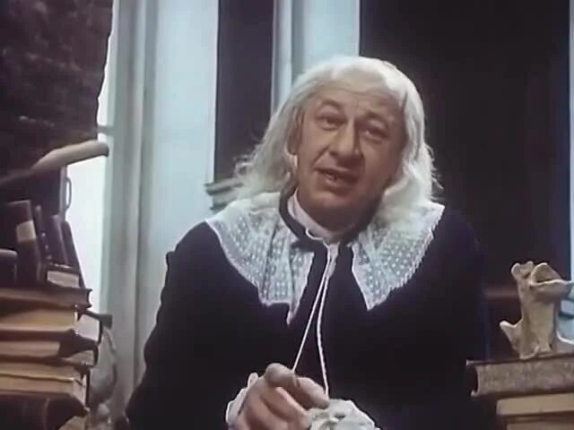 Евстигнеев в фильме красная шапочка. Про красную шапочку фильм 1977 кадры. Красная шапочка у звездочета кино. Звездочет из красной. Звездочет из красной шапочки.