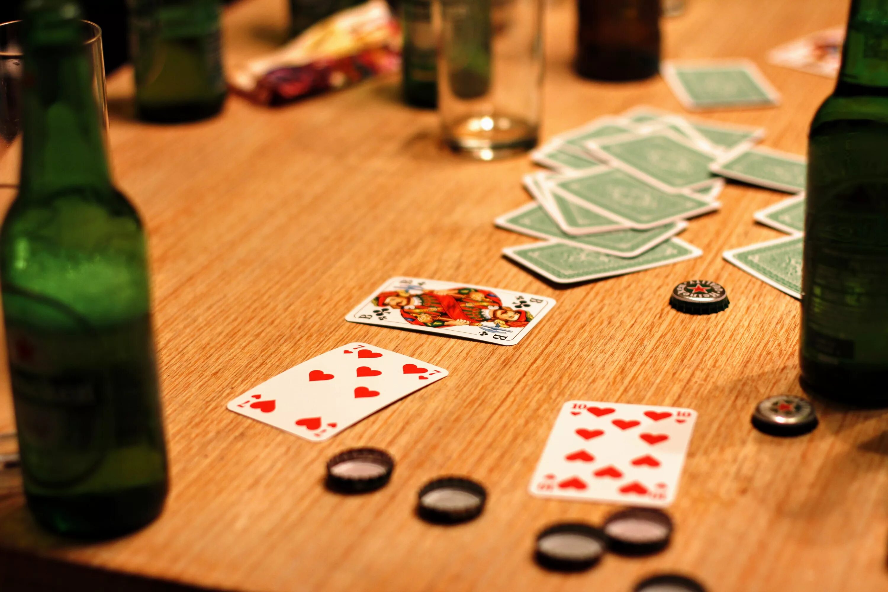 Играть двоим на доске. Карточный стол. Игра в карты. Азартная карточная игра. Карты выпивка.