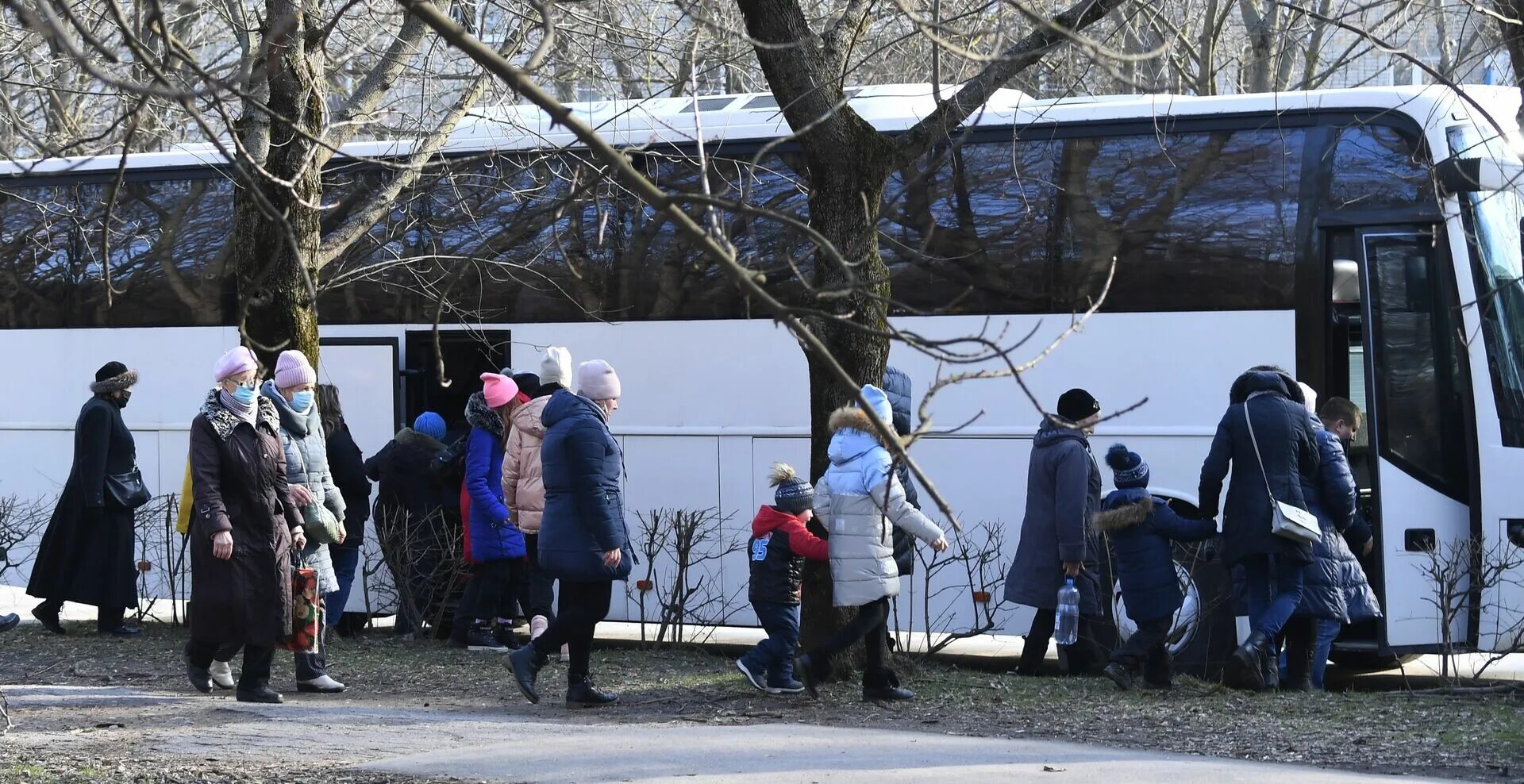 Россия приняла беженцев. Автобусы с беженцами. Автобусы с беженцами из Донбасса. Эвакуированные из Донбасса. Донецк беженцы.
