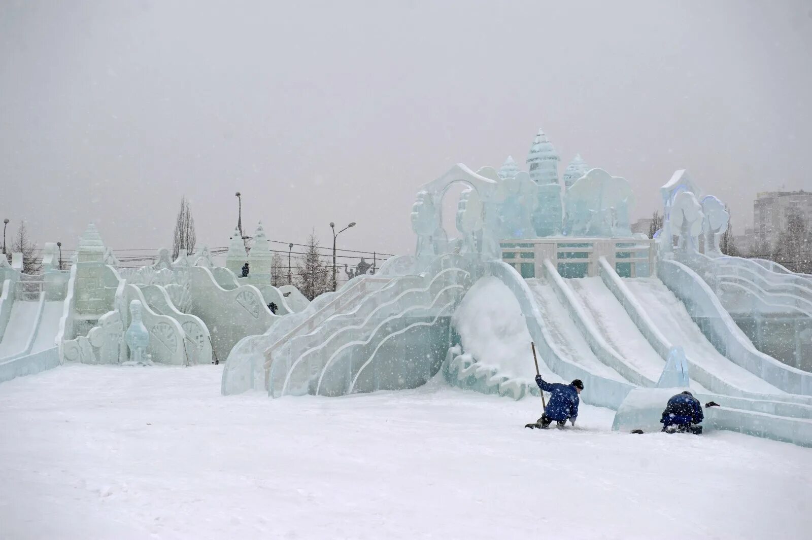 Снежком горка. Копейск снежный городок Ледяная горка. Когалым ледяной городок. Снежный городок Когалым. Муравленко Ледовый городок.